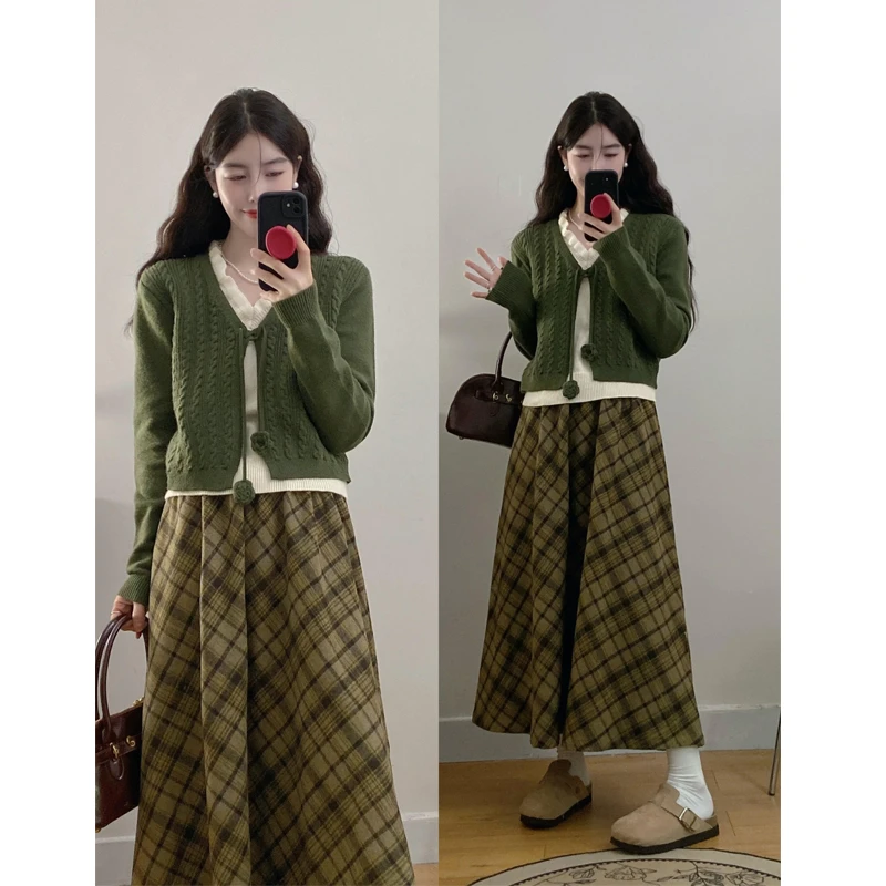 大码秋冬新款v领慵懒假两件毛衣长袖上衣格纹半身裙减龄洋气穿搭