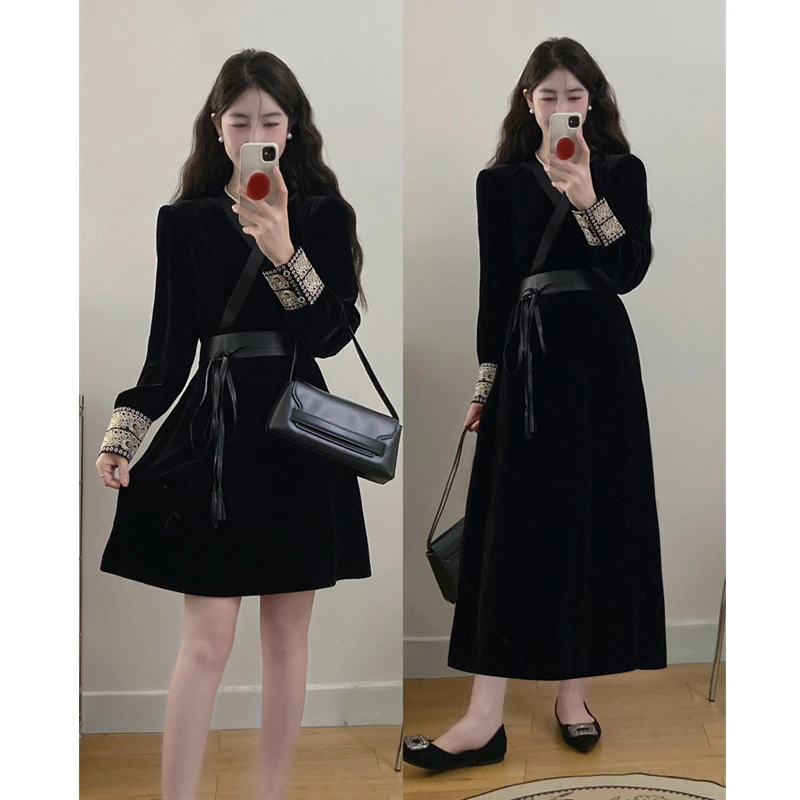 大码秋冬新款胖mm黑色金丝绒复古气质刺绣拼接v领收腰显瘦连衣裙