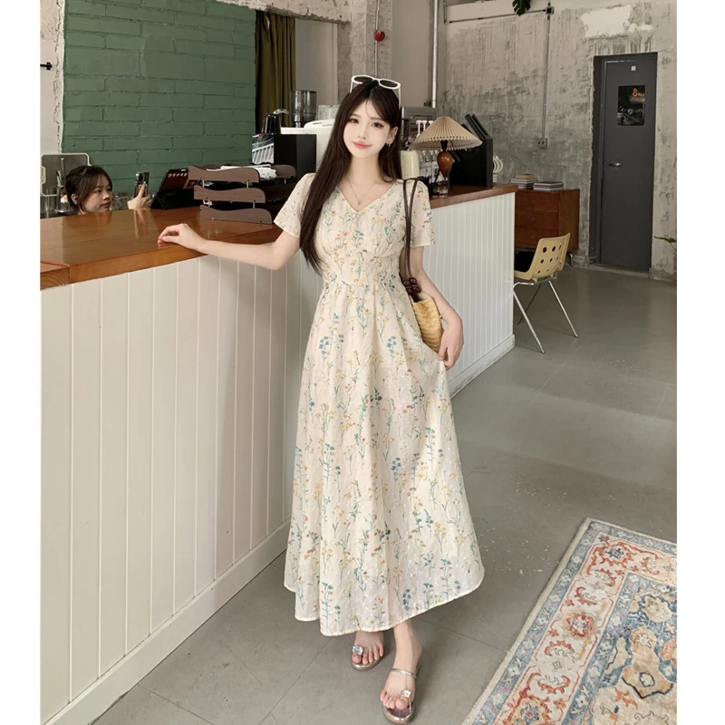 大码法式微胖mm碎花刺绣夏季显瘦收腰V领连衣裙设计感度假初恋裙