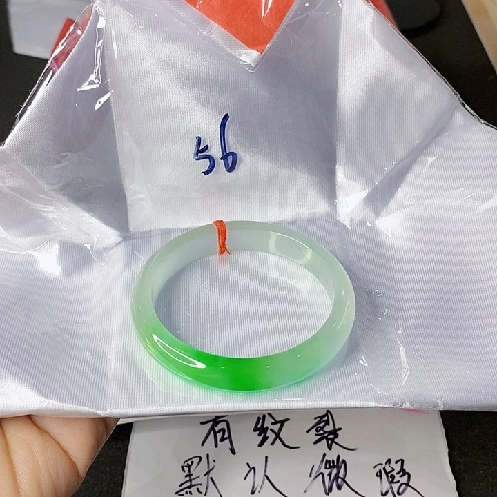 翡翠手镯未镶嵌电**蝶