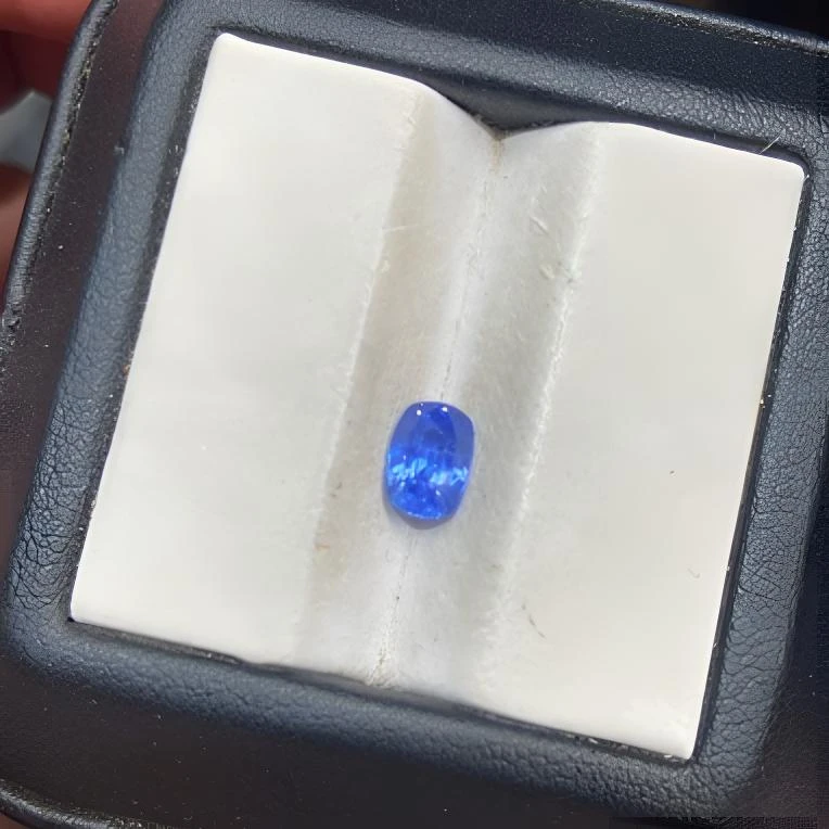 天然矢车菊蓝宝石裸石1.05克拉玻璃体满火彩颜色鲜艳明亮