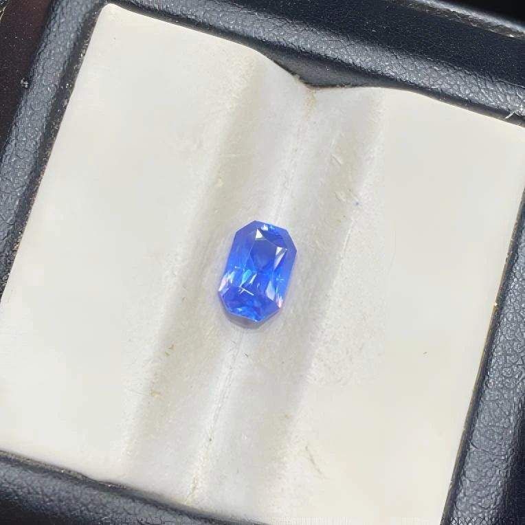 天然双色矢车菊蓝宝石精切工1.63克拉