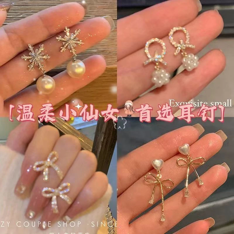 2023年新款潮秋冬雪花白珠耳环高级感小众设计轻奢耳饰女圣诞耳钉