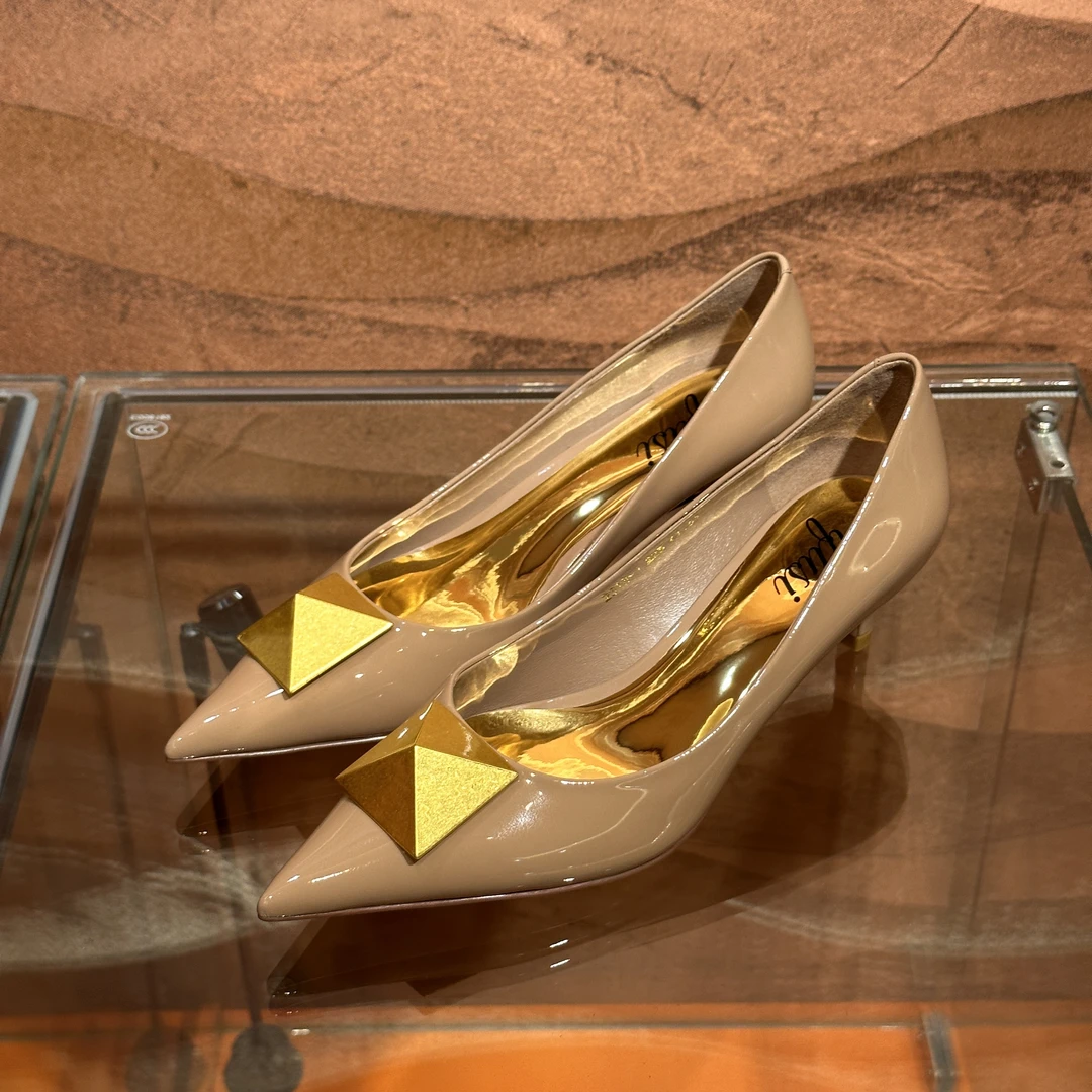 【IFUSI】简约时尚大金扣漆皮小猫跟高跟鞋 2318-1