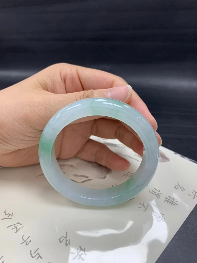 天然翡翠A货尺寸55.3-11.6-8.6 冰飘绿，种水好，冰冰透透