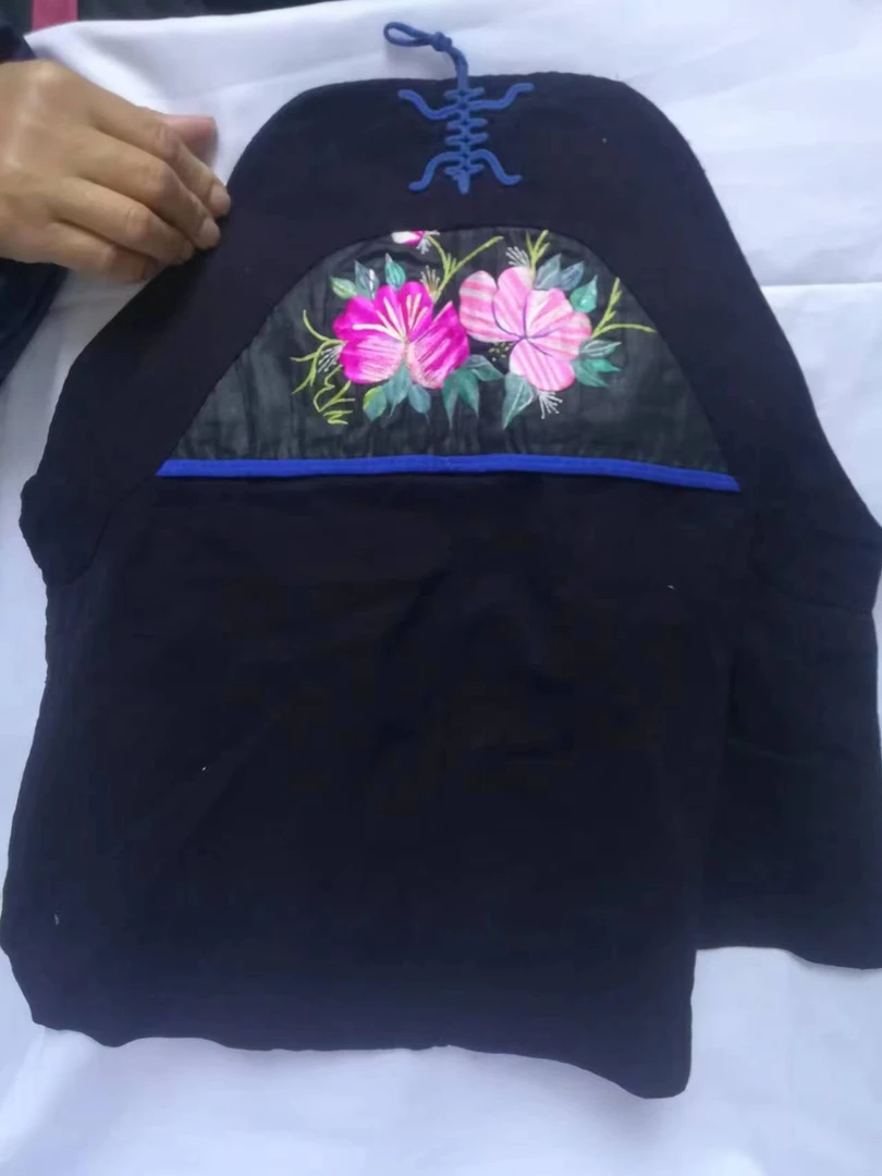 贵州雷山纯手工绣肚兜