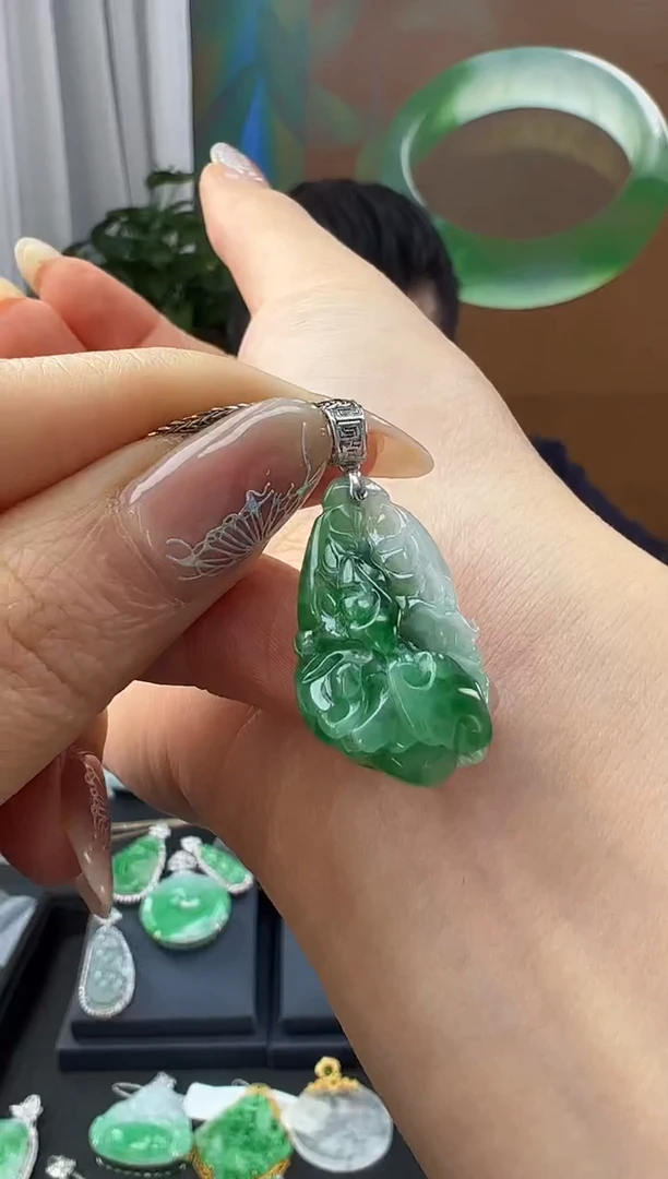 【闪购商品】翡翠吊坠(赠链)18K金镶嵌翡翠白菜
