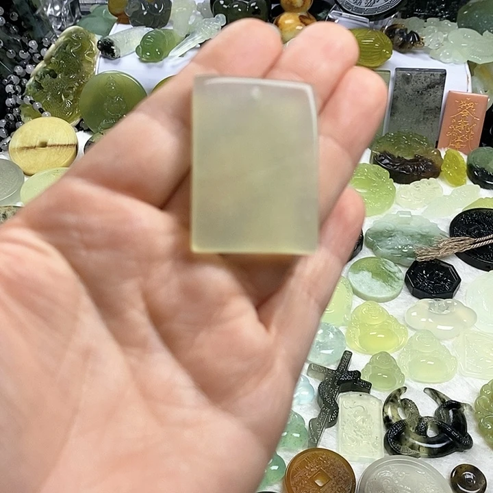 蛇纹石玉颈饰合金
