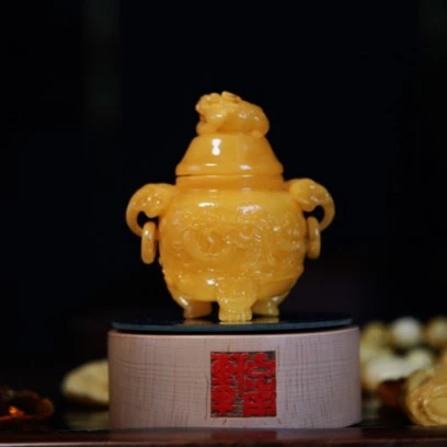 【馆藏】蜜蜡原矿精工雕刻龙纹三足鼎收藏级重器鸡油黄同料大师作品