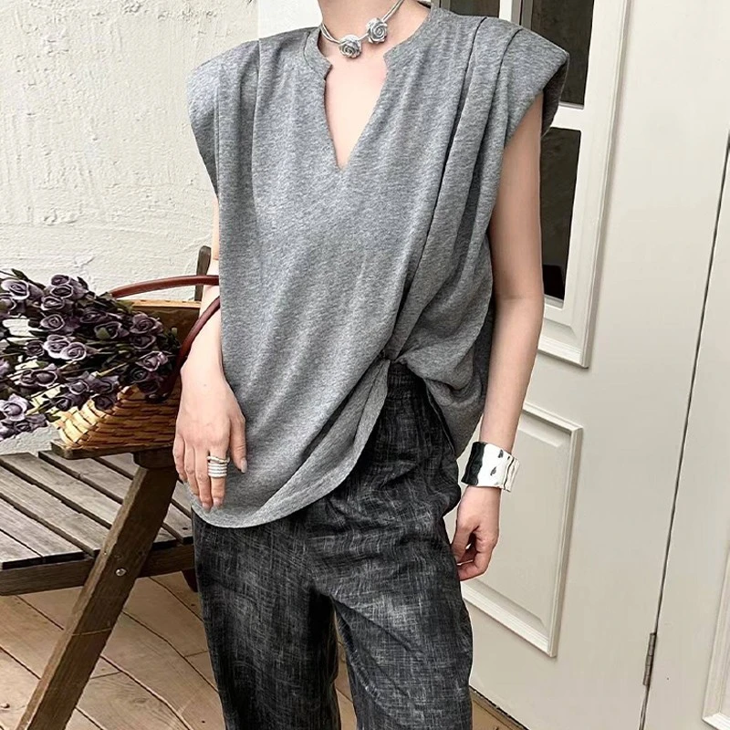 正肩无袖t恤女v领设计感小众2025新款学生宽松慵懒飞飞袖垫肩上衣
