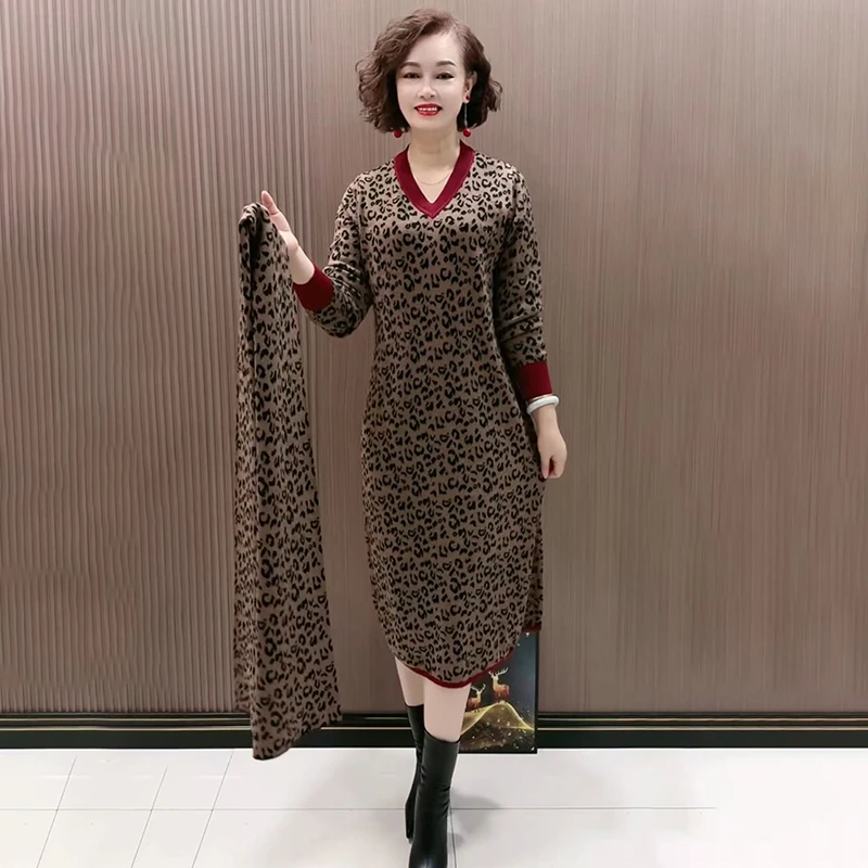 秋冬宽松中老年妈妈减龄配送显瘦高端遮肉围巾时尚针织裙2025长裙