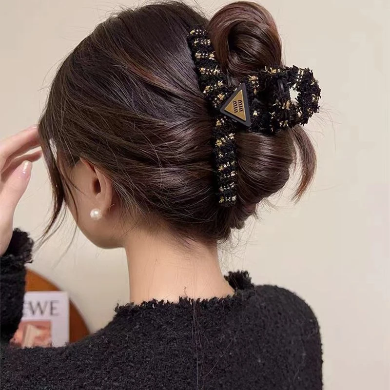 秋冬编织字母毛绒鲨鱼夹子发卡高级感头发夹女后脑勺盘发大号抓夹