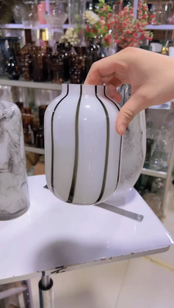 【闪购商品】黑白条花瓶