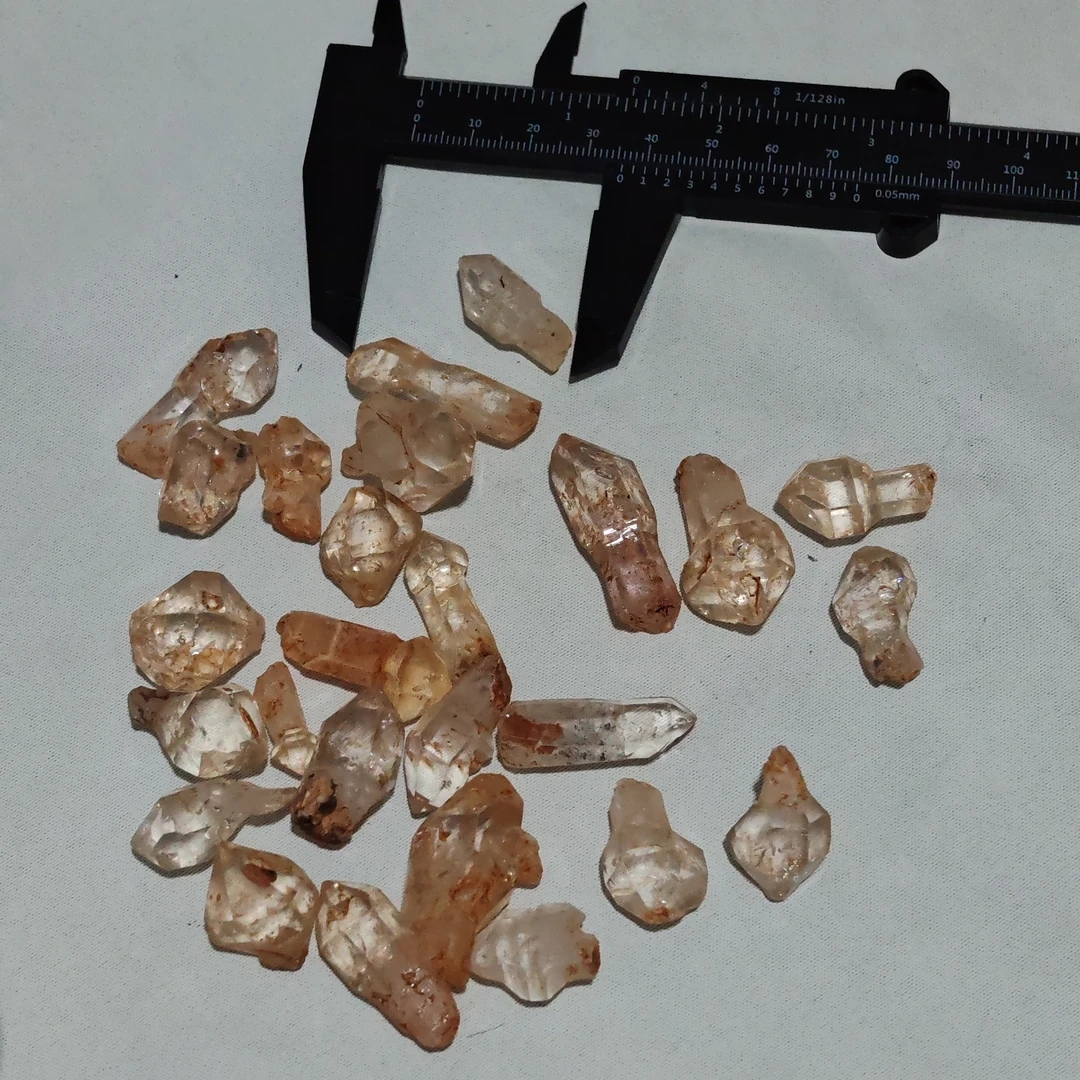 天然水晶红泥小骸骨随机发