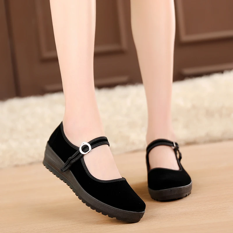 2023年舒适黑色软底妈妈鞋老北京布鞋女士坡跟广场舞鞋偏带一字扣