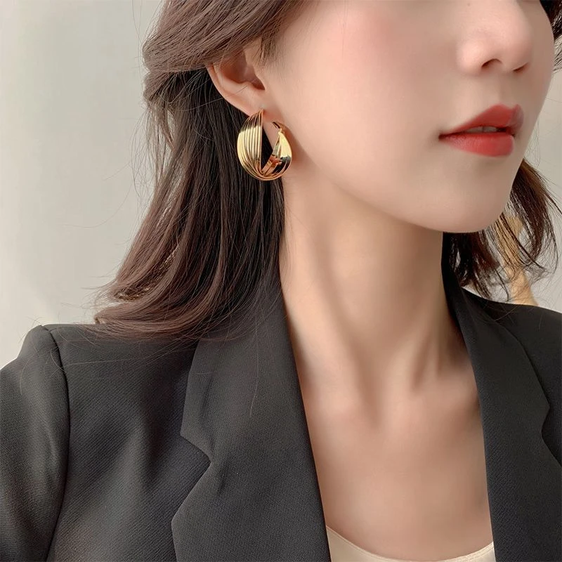 韩国东大门明星同款耳环女简约气质百搭质感亮色缠绕金属耳圈耳饰