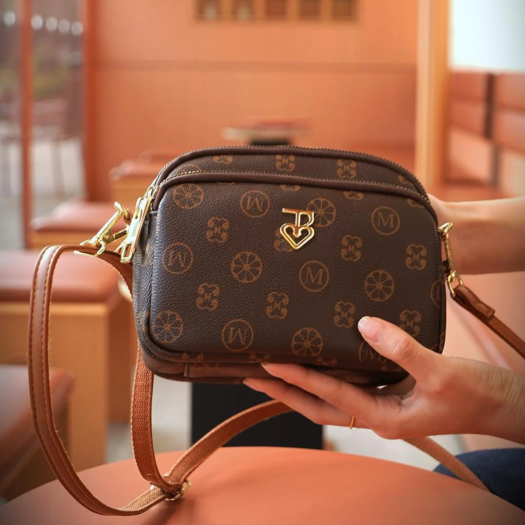 多隔层时尚百搭包包