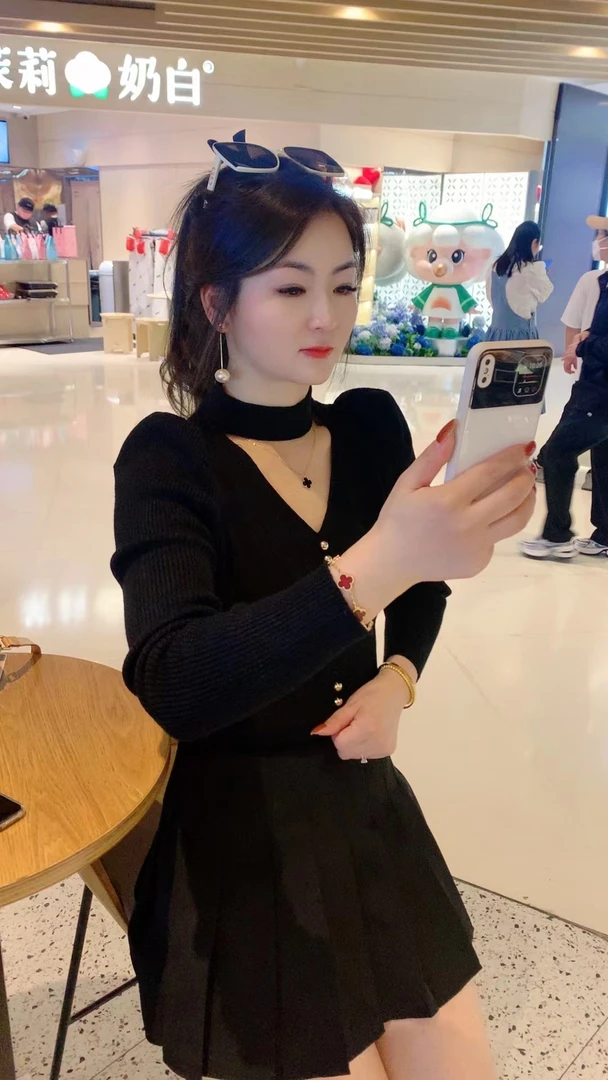 秋冬洋气百搭修身气质显瘦长袖时尚泡泡袖奶白套头红色针织衫