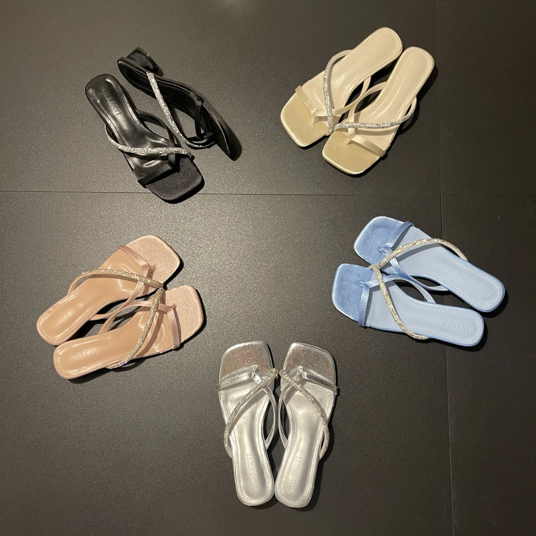2024年夏季新款休闲风气质水钻交叉带时尚方头圆粗跟夹趾百搭凉拖