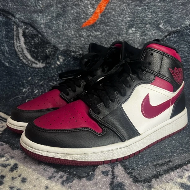 42.5码 AJ1 中帮篮球鞋 黑红白 公价869 鞋底磨损小 鞋面小裂皮