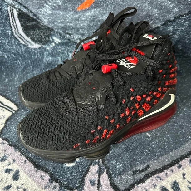 43码Nike Lebron 17 詹姆斯17 黑红/市场899 无原盒 鞋底磨损红色