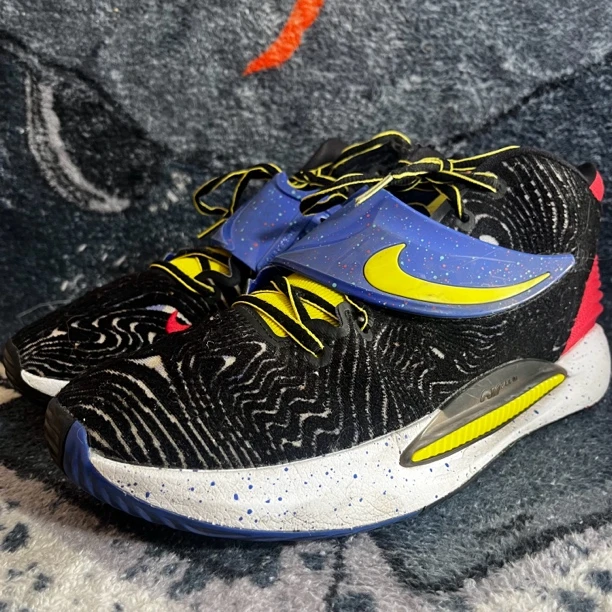 45码 KD14 中帮篮球鞋 黑蓝红拼色 国内版 公价 1099 鞋帮处破损