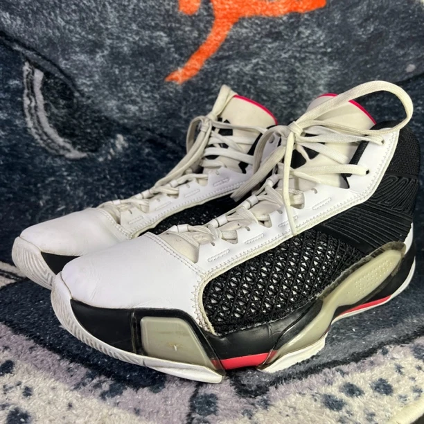 46码 AJ38 中帮篮球鞋 黑白红 国内版 公价1067 成色好
