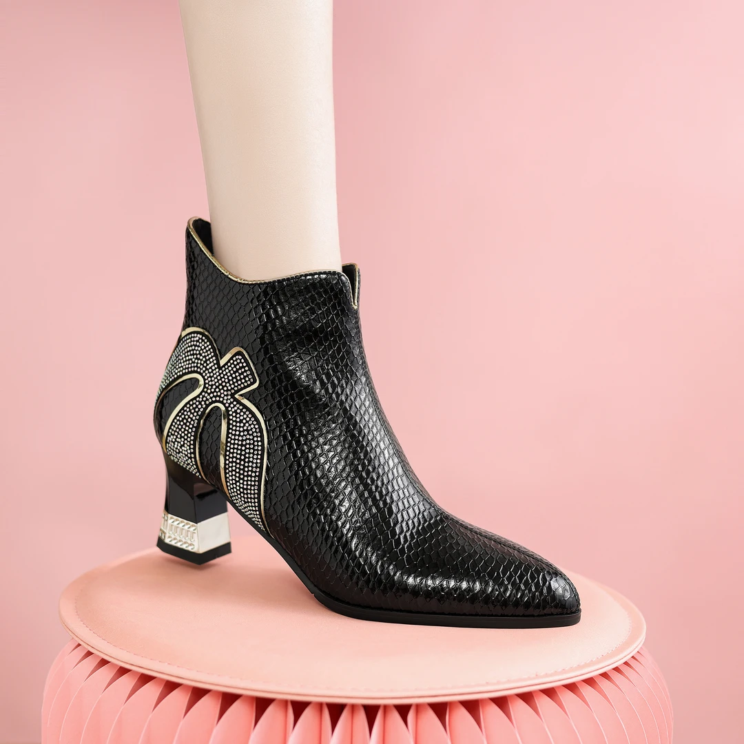 梵悦诗秋冬时尚百搭加绒冬季软底粗跟气质新款尖头漆皮短靴 HY001