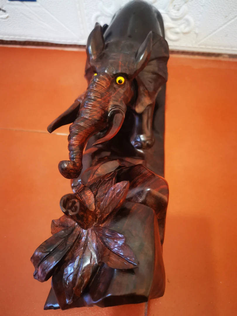 老挝大红酸枝，纯手工雕刻的，黑瓢红，油性十足，大象