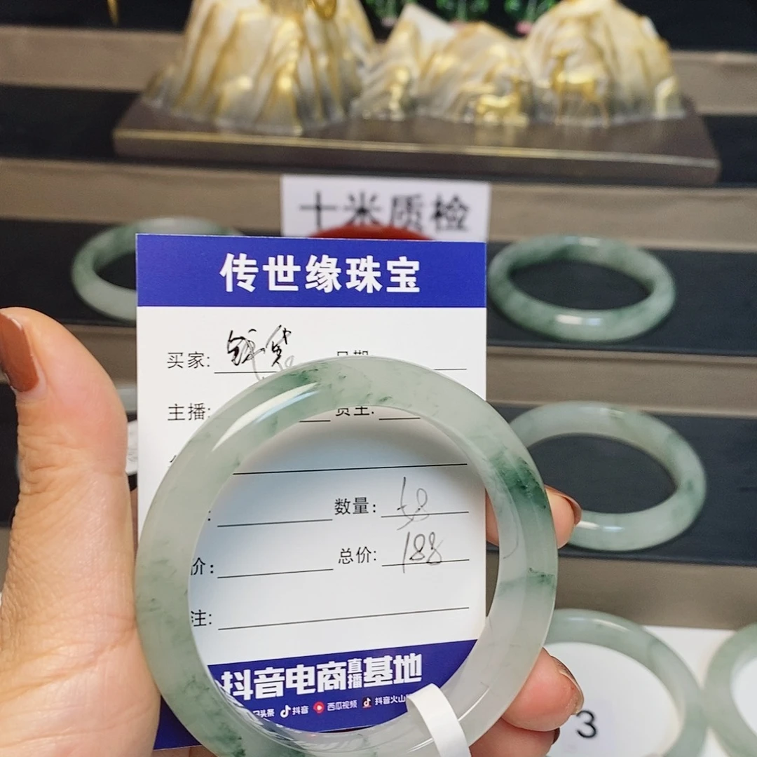 石英质玉手镯未镶嵌?