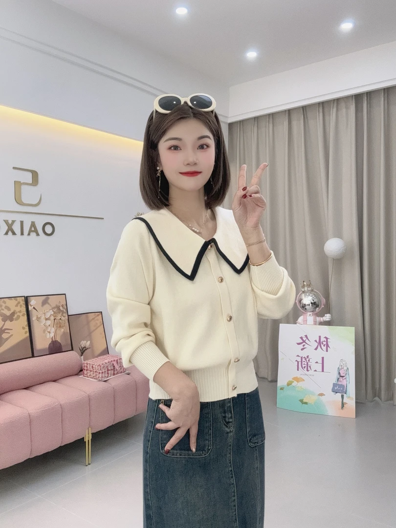 萧萧 2024新款时尚气质减龄娃娃领拼接撞色显瘦小香风针织上衣