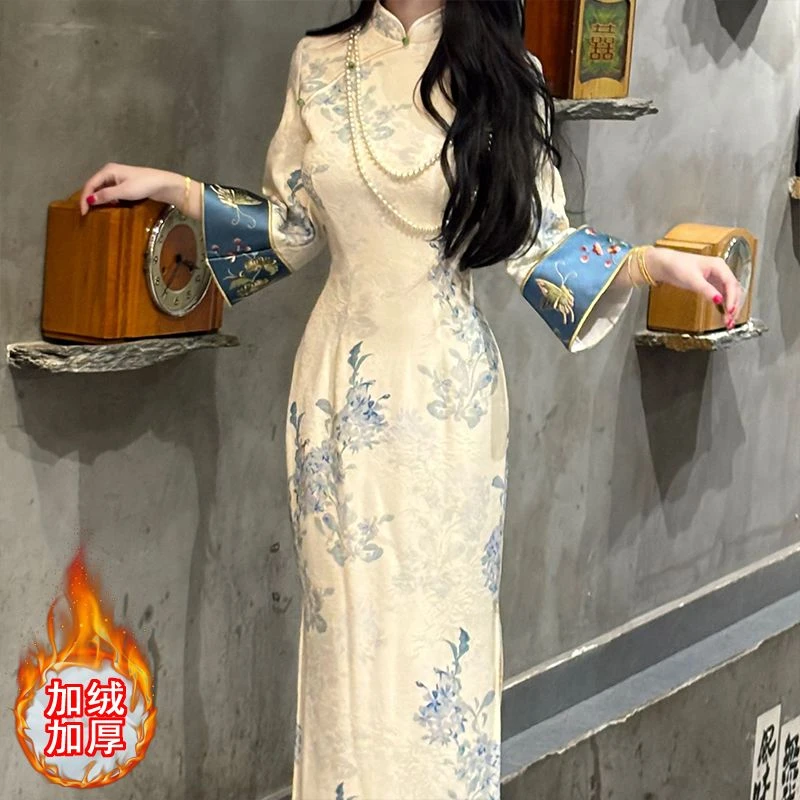 新中式刺绣连衣裙2024年加绒加厚蓝花瓷改良版旗袍修身显瘦秋冬款