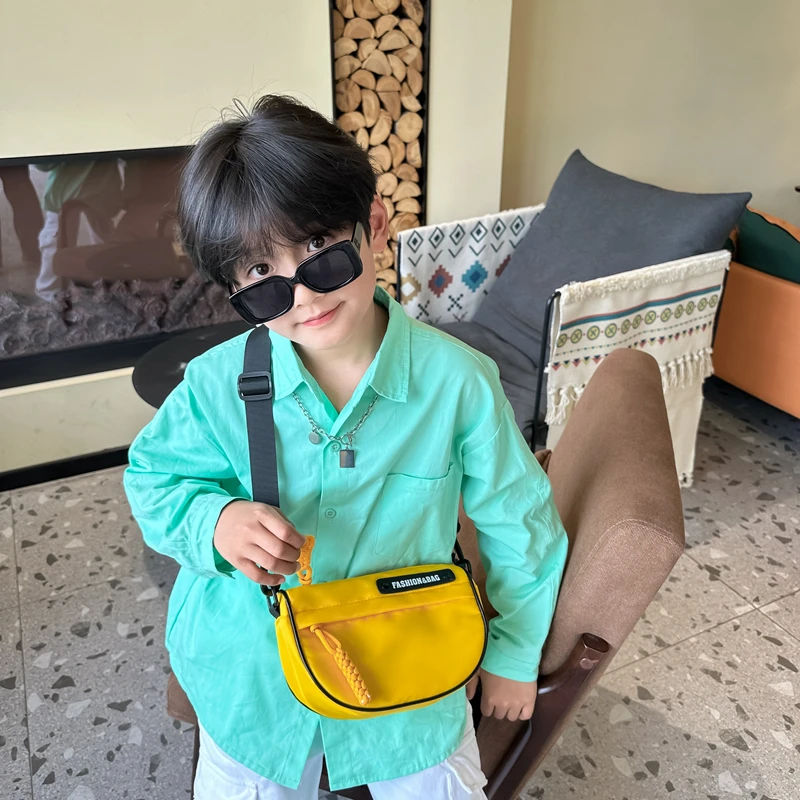 休闲儿童包包2024新款潮酷男女童户外斜挎包尼龙半圆百搭零钱包