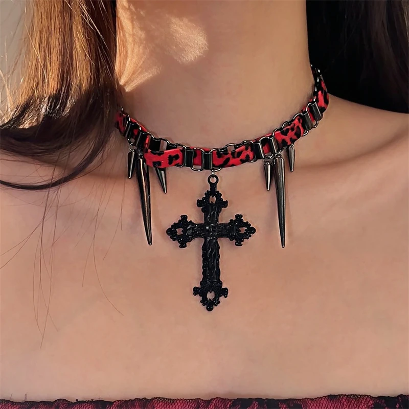 合金皮质项链 X4878-1潮流朋克风皮质十字架铆钉项圈女小众个性