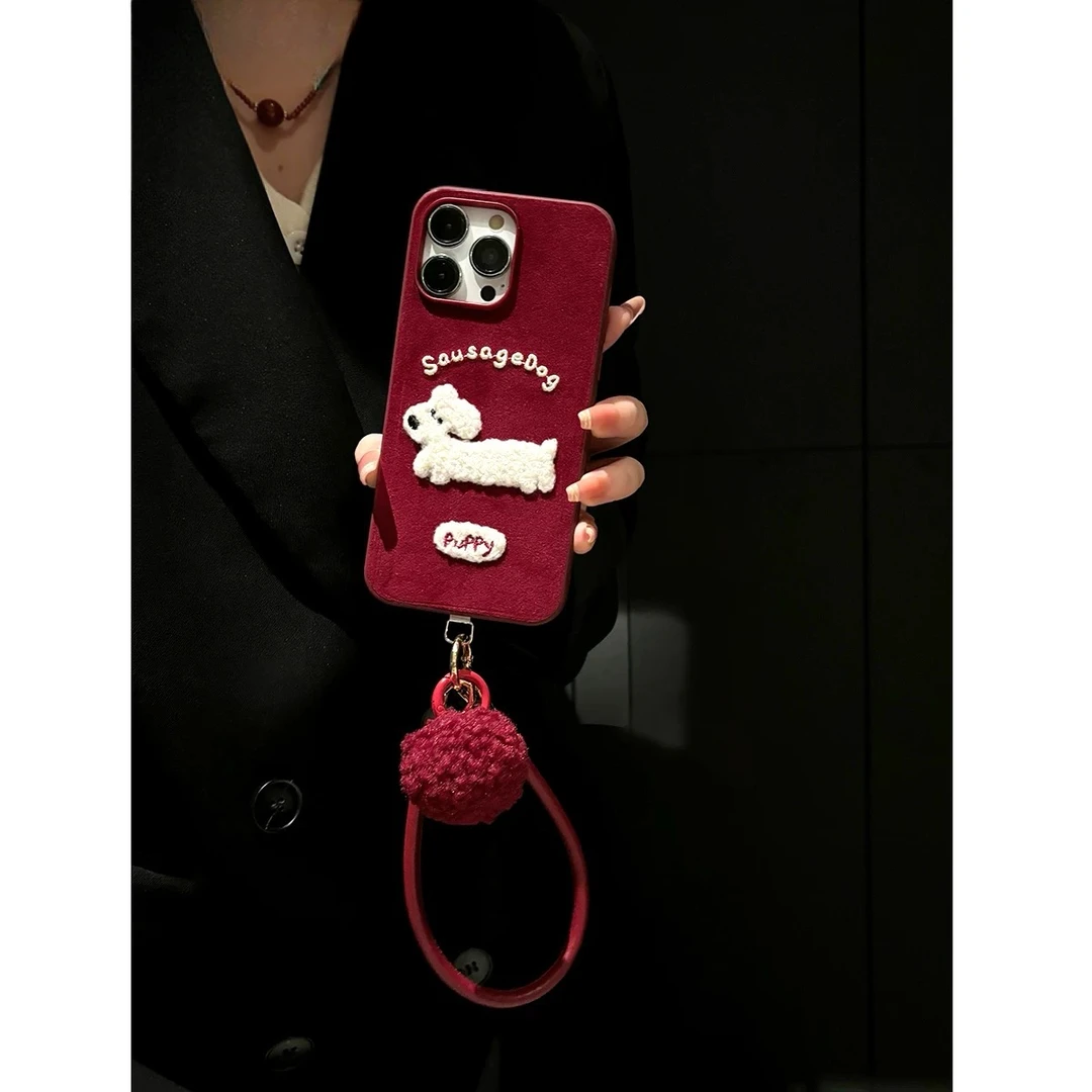 2025新年酒红刺绣狗适用iPhone16手机壳毛绒苹果15promax背带款13