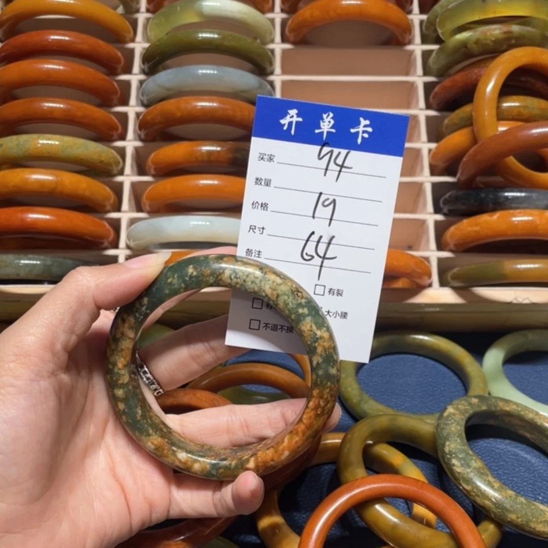 【闪购商品】蛇纹石玉手镯未镶嵌在****强