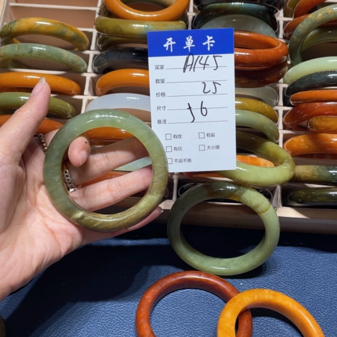 【闪购商品】蛇纹石玉手镯未镶嵌春****媚