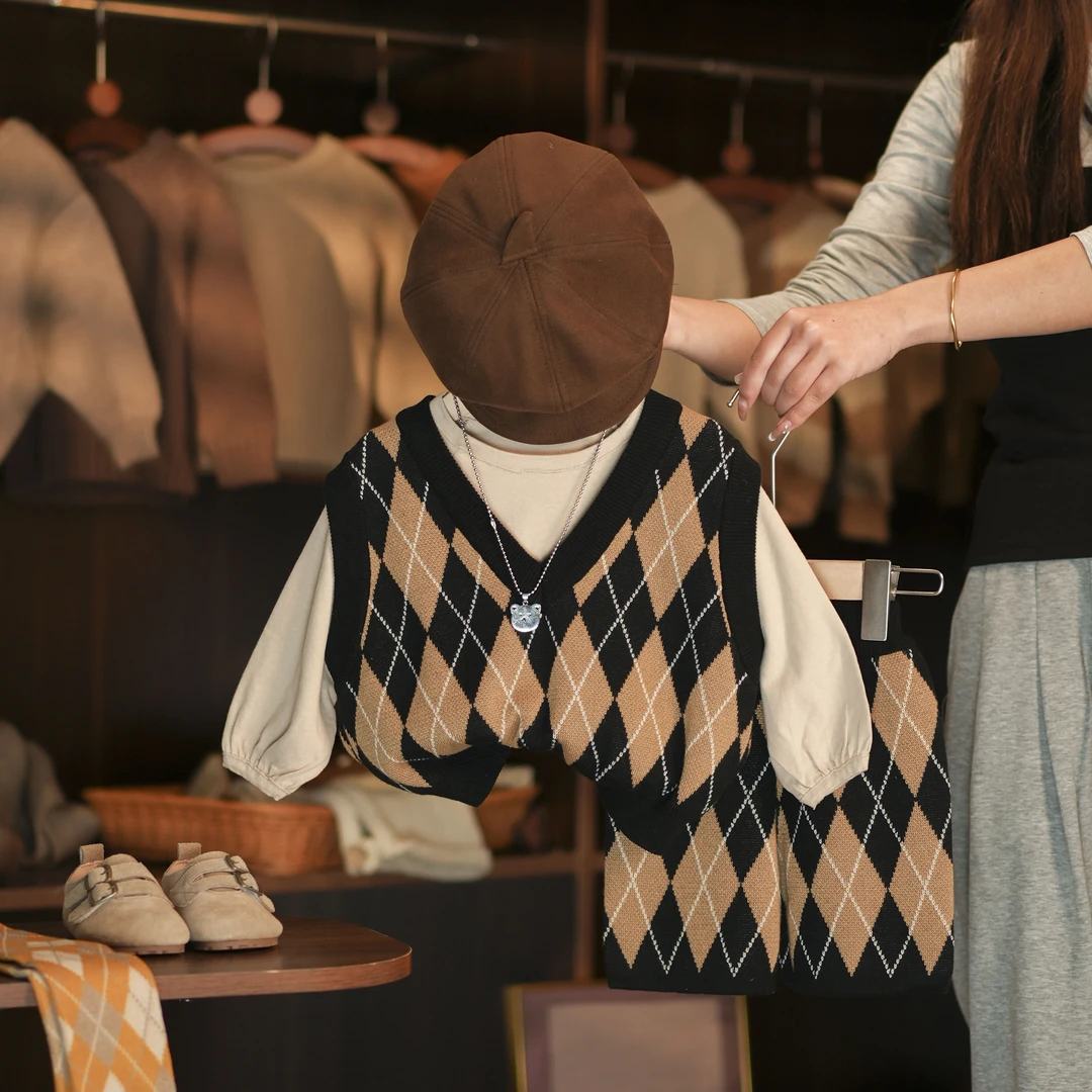 【俩只橙】《春》黄油奶酪~法式慵懒菱格马甲+奶茶色打底衫+针织短裤