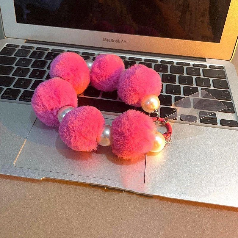 手机挂绳手腕带子冬季毛球挂件毛绒绒珍珠手链网红同款带夹片通用