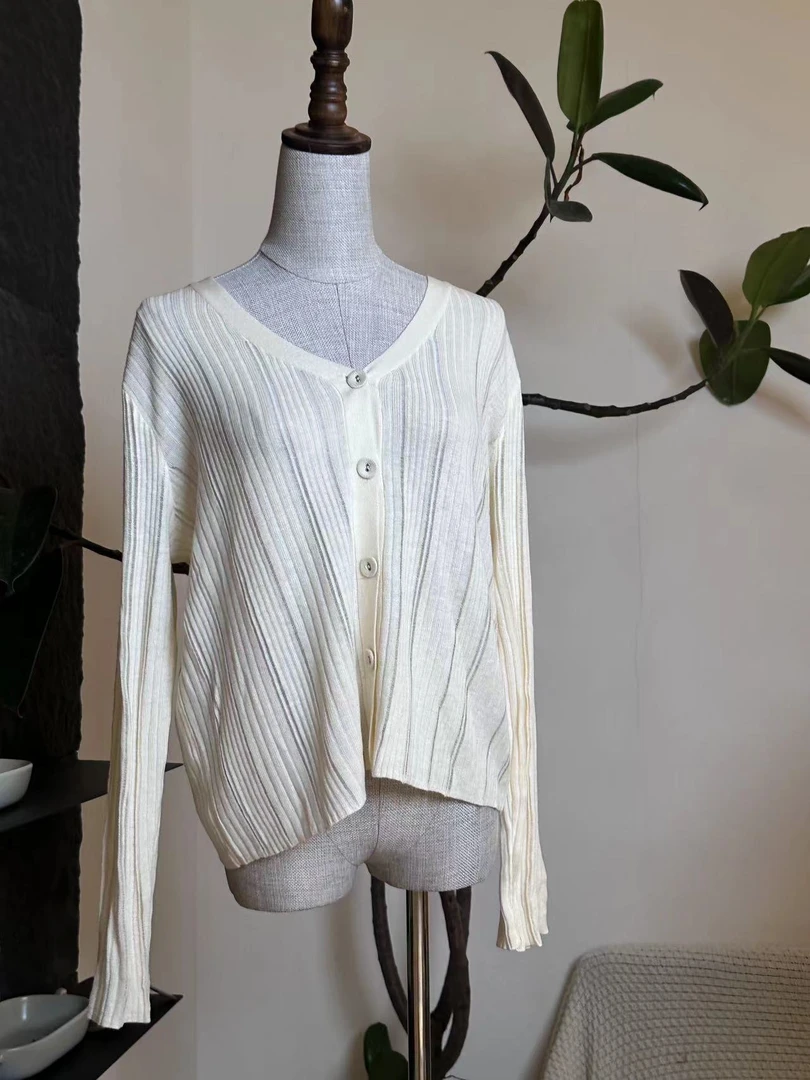 白色针织时尚开衫