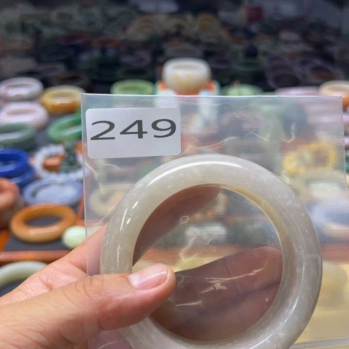 【闪购商品】石英质玉手镯未镶嵌张**嫂279
