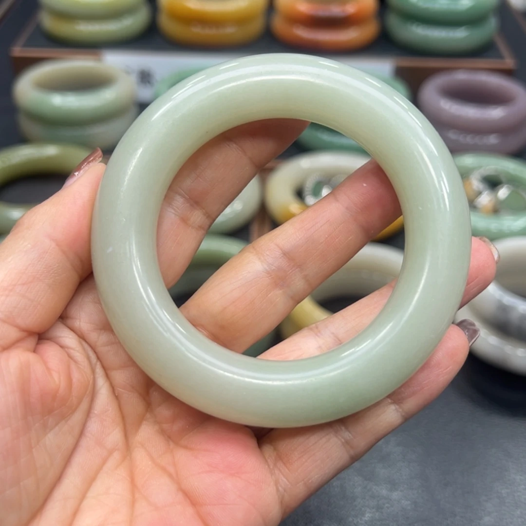 【闪购商品】石英质玉手镯未镶嵌青**度