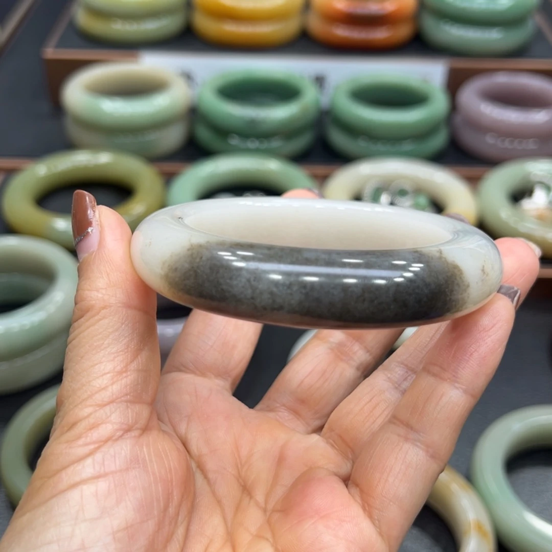 【闪购商品】石英质玉手镯未镶嵌明***?