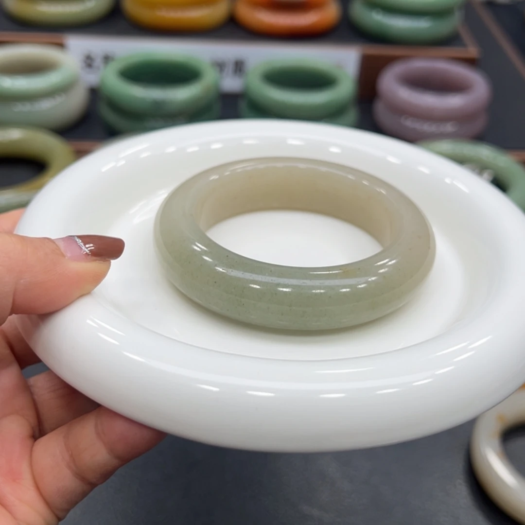 【闪购商品】石英质玉手镯未镶嵌明***?