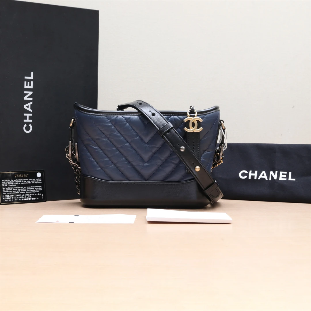 99新 Chanel/香奈儿 流浪 20cm 蓝色 27开 V纹 斜挎包 P224930316