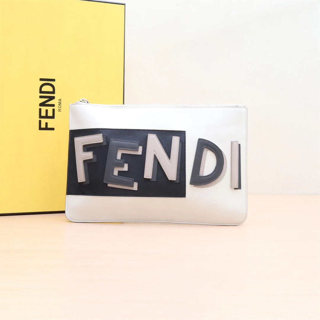 95新 FENDI/芬迪 字母 手拿包 米白色 P214454257