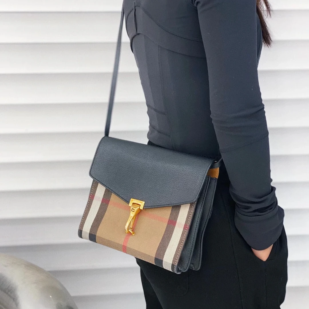 95新 BURBERRY/博柏利 单肩包巴宝莉格纹信封包 黑色 P244068442