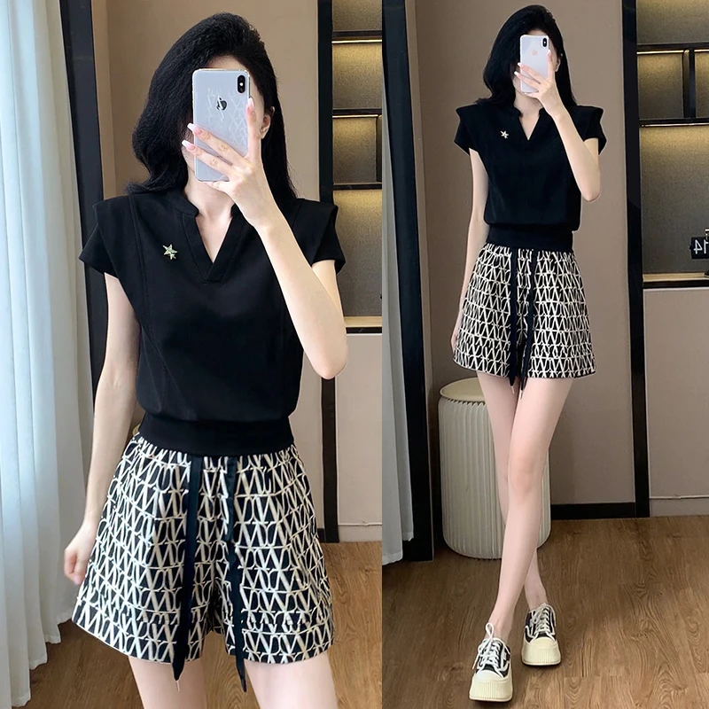 2025穿搭一整套夏天女杏色气质小v领短袖上衣休闲运动短裤两件套