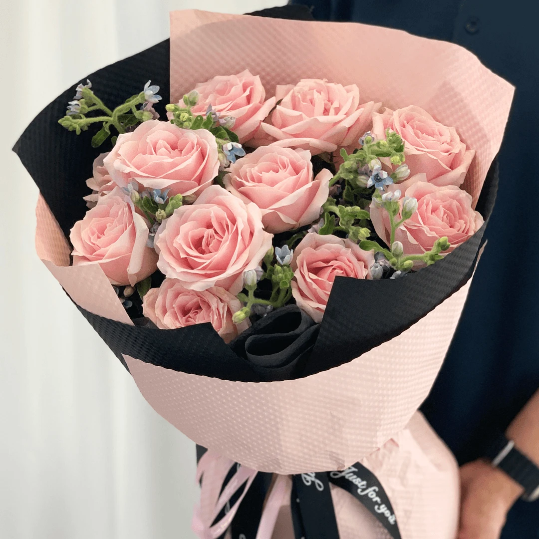 跨越星河【11枝粉玫瑰蓝星花】黑粉拼色包装花束送女友闺蜜老婆生日