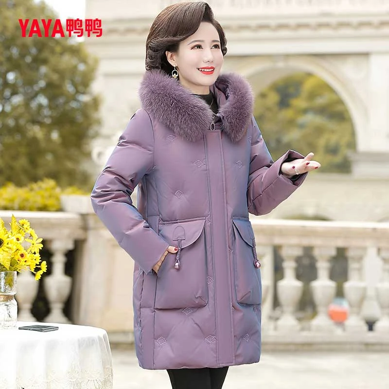 鸭鸭中年妈妈羽绒服冬装老人女款2023新款中老年女中长款大码外套